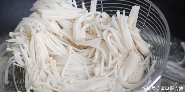 泼辣|不加油泼辣子的金针菇是没有灵魂的,这么拌出来,闻着都下饭