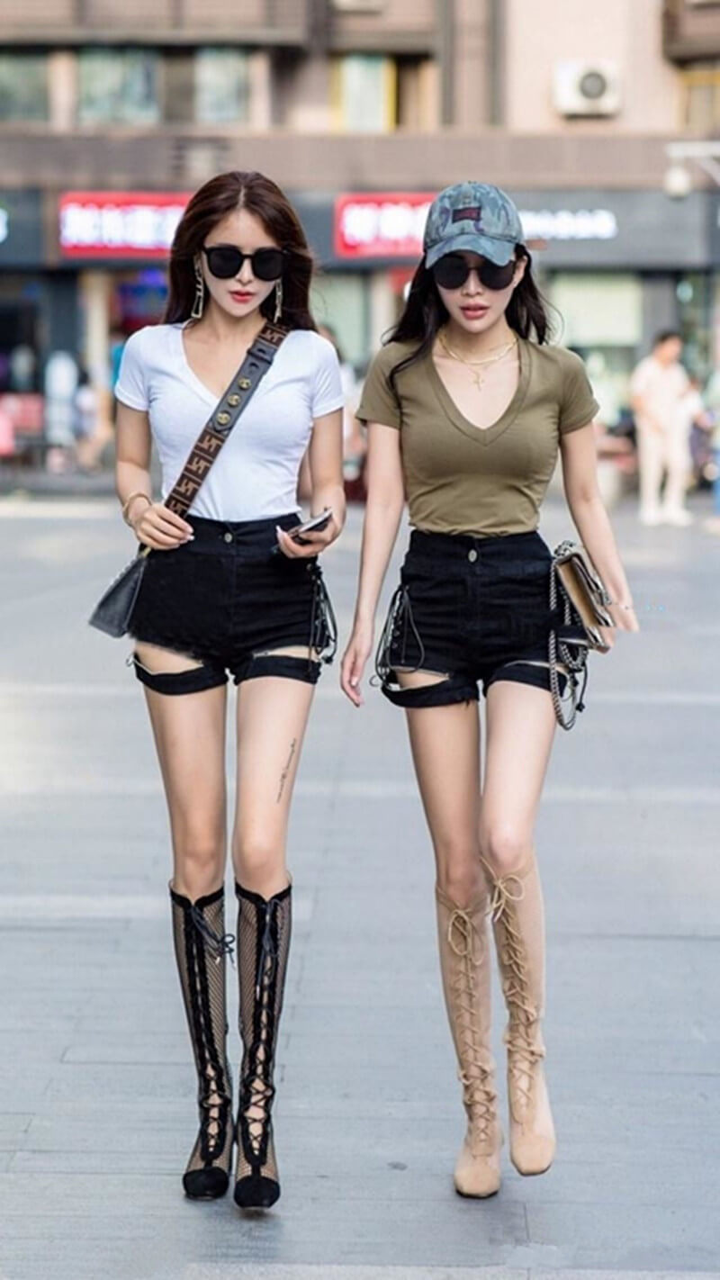 性感|路人街拍,姐妹花牛仔短裤搭配V型T恤,性感时尚又迷人
