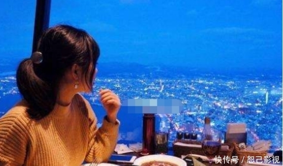  服务员|研究生同女孩吃饭，往女孩水里倒白色粉末，被服务员全部看见