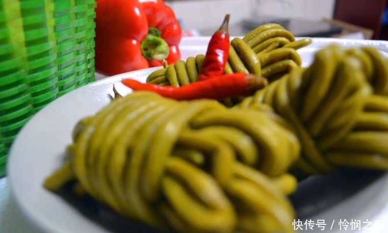 凉开水|腌酸豆角,别用凉开水了!外婆用它,3天就腌好,更酸更脆更营养