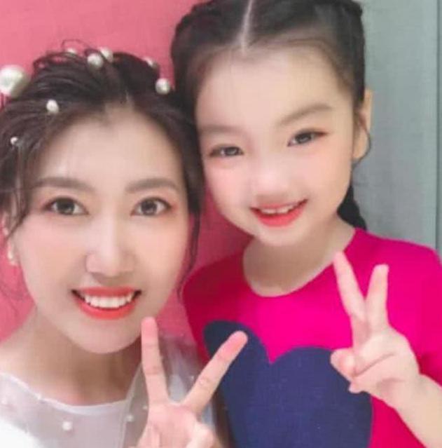  阿拉蕾|人美嘴甜小公主阿拉蕾，4岁出道即赚百万，现在过得如何