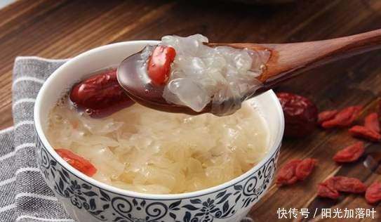 银耳才|美味的银耳,每天一碗,煮制前需要冷水泡还是热水泡呢