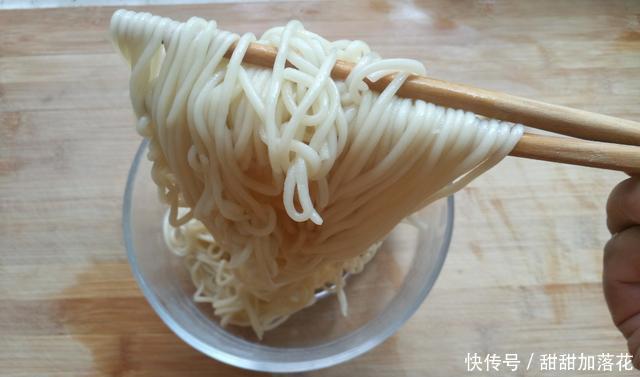  夏天|夏天懒人面条吃法——麻辣凉面，酸辣爽口，一次两碗都不够