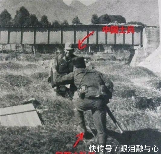  场景|罕见老照片！还原化妆后的日军士兵欺骗我军守桥士兵的场景