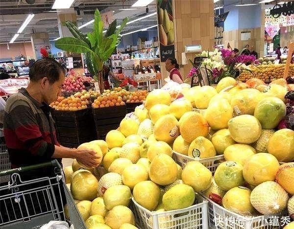 就说明|柚子要挑轻的还是重的? 水果店员工透露: 很多人挑错, 难怪不好吃