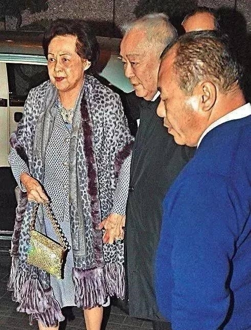 许晋亨|许晋亨妈妈多年后有无后悔,与其儿子娶李嘉欣,不如成全刘嘉玲