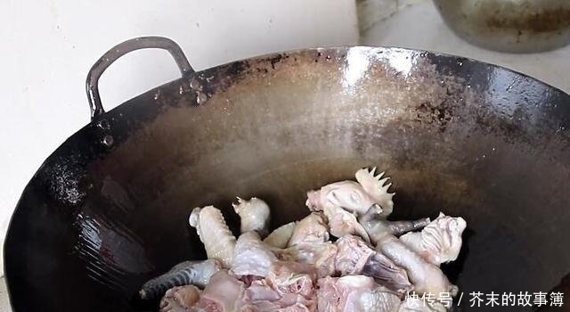 鸡肉|炖鸡肉时,千万不要直接加水炖,多做这一步,鸡肉鲜嫩,没有腥味!