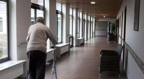  身边|7旬老人从养老院搬出，含泪告诉身边人，生男生女真不一样