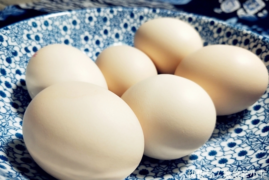 还好|煮鸡蛋,用清水煮是“外行”!多加2样,鲜嫩又入味,还好剥壳