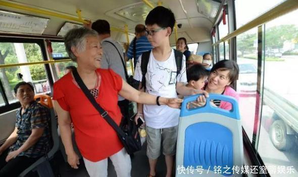 女童遭|10岁女童遭老人强制让座，妈妈简单的几句话给全车人都上了一课