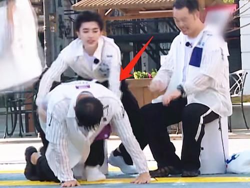 玩游戏|李晨玩游戏时意外摔倒,谁注意一旁蔡徐坤的举动暴露两人关系