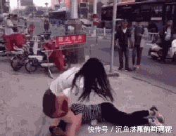 搞笑|GIF搞笑趣图: 大妈这舞还是别跳了, 后面的小哥已经生无可恋了