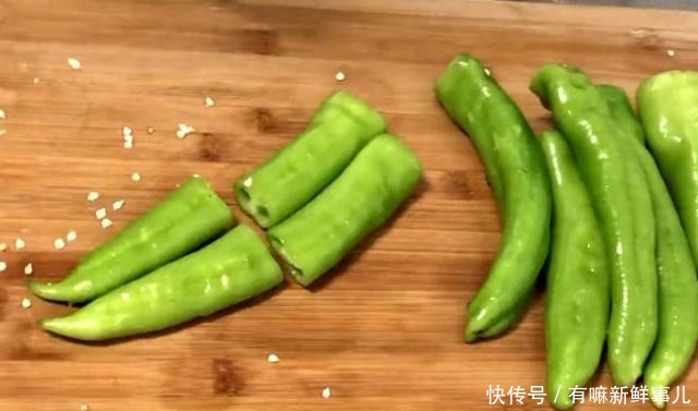 家人|辣椒最好吃的做法,拌一拌,炸一炸,出锅焦香酥脆,家人的最爱