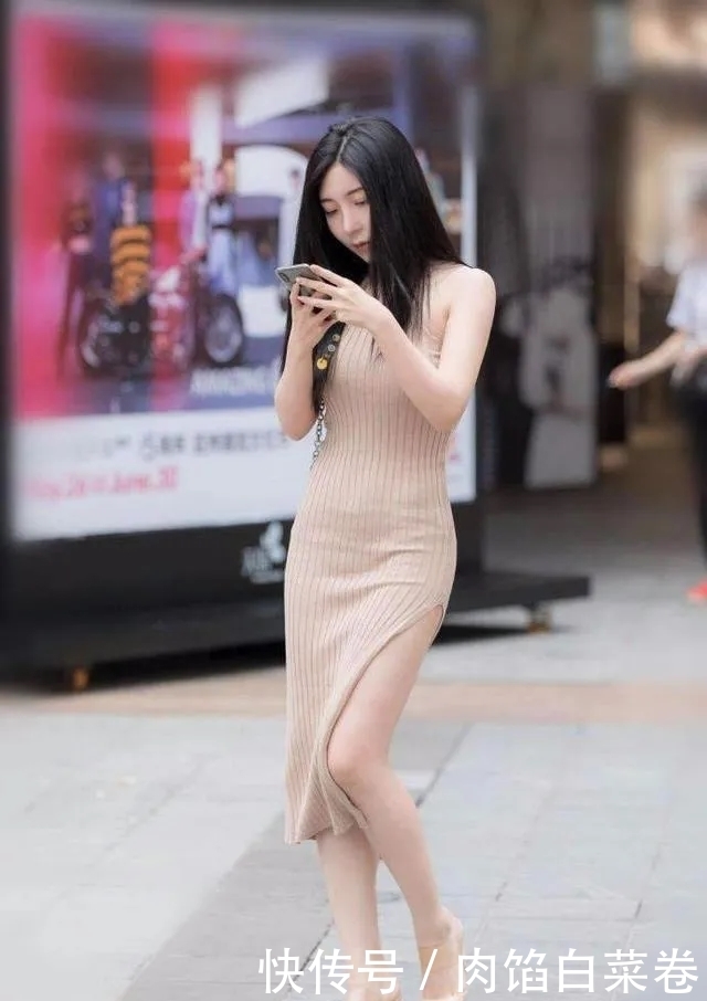 大气|路人街拍,美女穿细格纹设计的吊带紧身裙,显得大气又优雅
