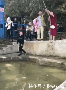 汉堡|搞笑GIF:精致女孩是这样吃汉堡的?