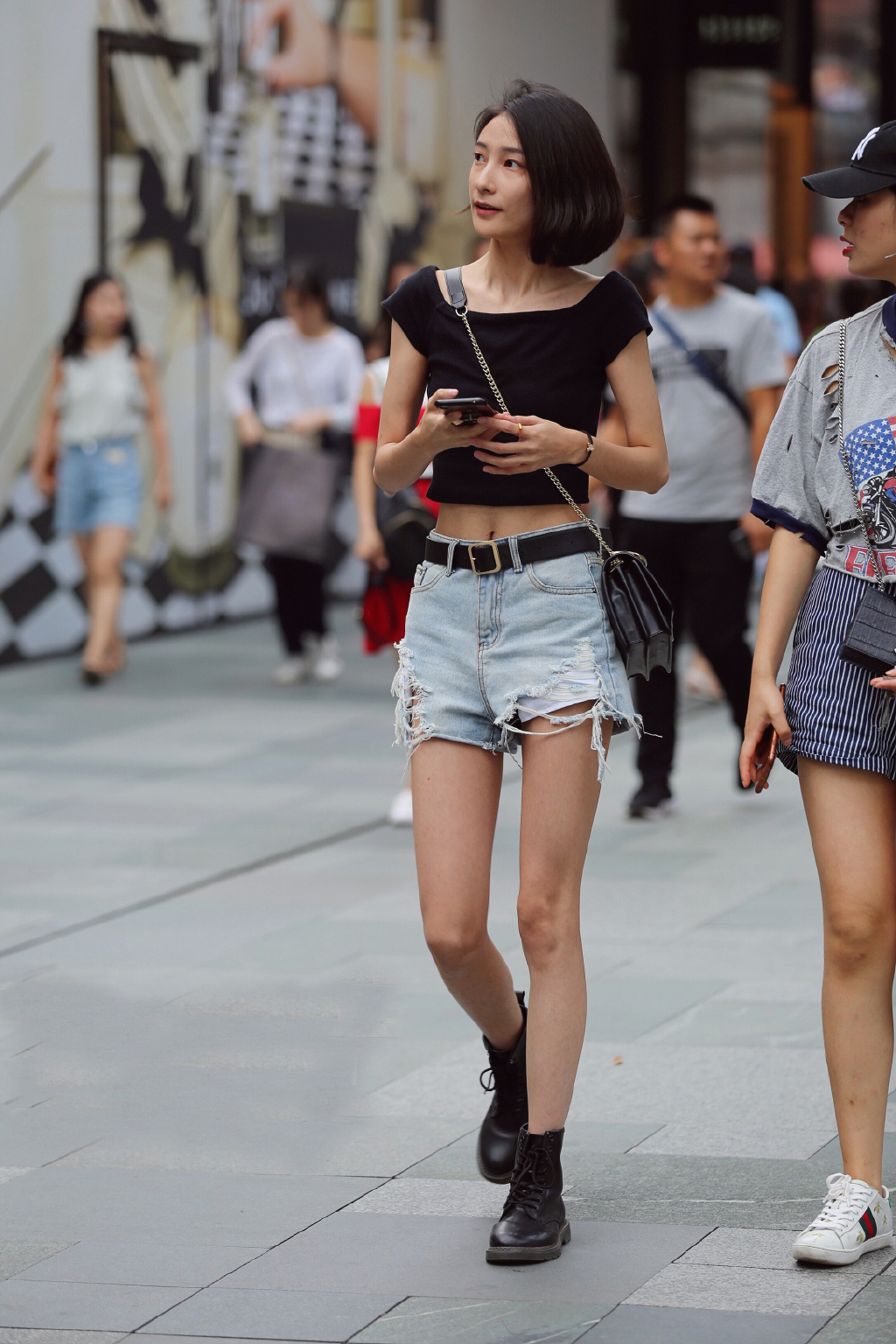 衣服|街拍:黑色衣服搭配长筒靴,穿出了气质,长相也成熟迷人