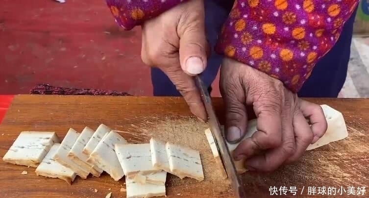 食客|早餐店做重口味汤,15元一碗有饼有荤菜,食客们骑电三轮赶来品尝