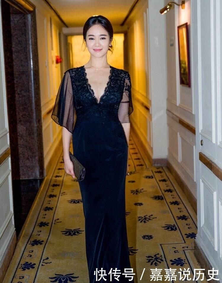 十足|左晓卿很有“阔太太”气质范,穿黑色连衣裙优雅大气,贵气十足