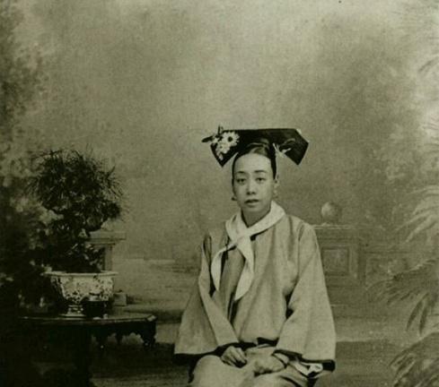 妇女|清朝真实格格老照片图4宫女美如画,图8妇女憨态可掬!