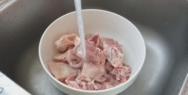 营养|羊汤怎样煲好喝?告诉你1个小技巧,汤香浓郁没骚味,营养又好喝