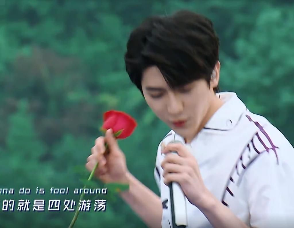 略过|蔡徐坤略过baby,把玫瑰花给沙溢以为没事,谁知baby手部举动真实了