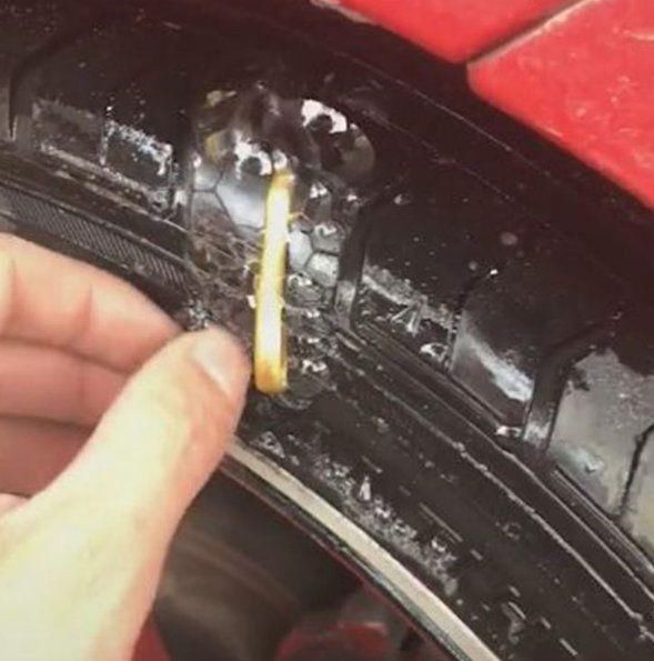  爆胎|女子开车途中突然爆胎，下车检查原因后，女子却乐开了花