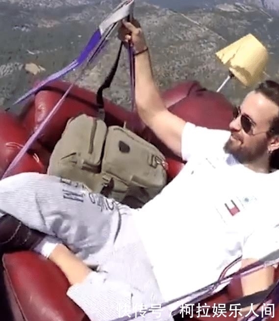 真怕|外国人控制人口又有新方法?土耳其男子在天上坐在沙发,真怕翻了!