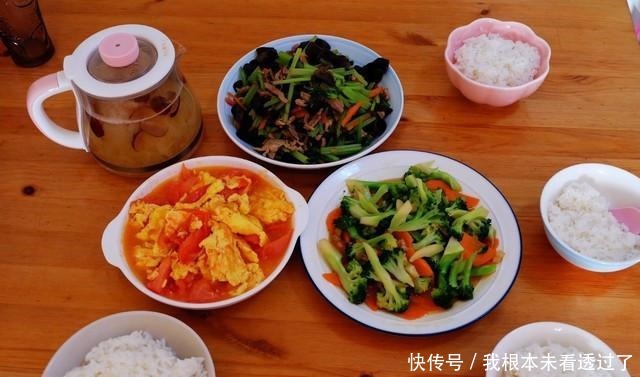 午饭|一家4口出不了门,午饭3菜1汤,看着简单却很营养,好吃不长胖