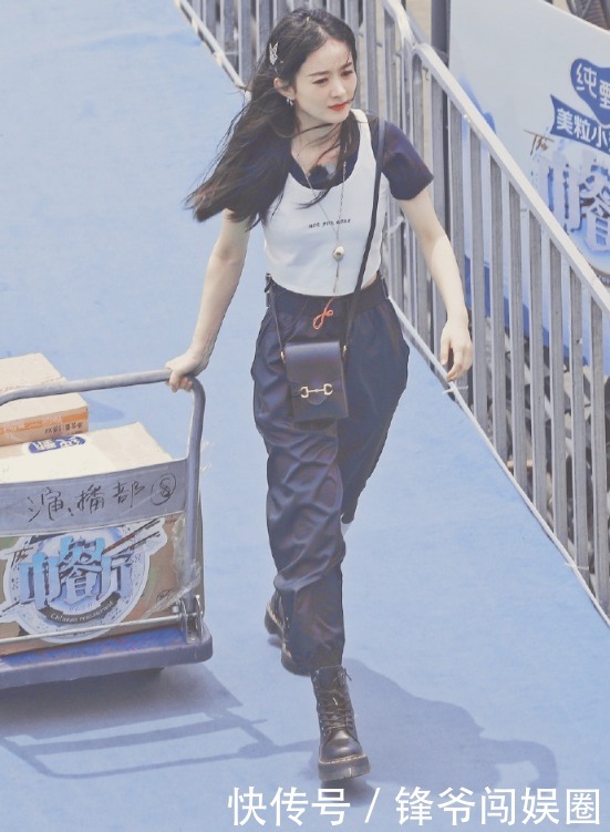 奶粉|赵丽颖《中餐厅》最新路透照曝光,累得坐地上手扶腰,为奶粉钱拼命?