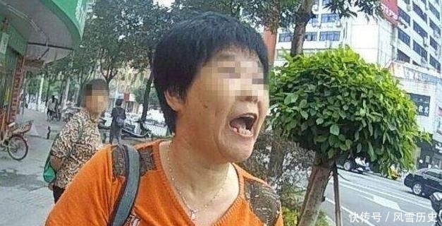 文琪|“吃你口鸡排怎么了？”，熊孩子抢走鸡排就咬，女孩：我有重感冒