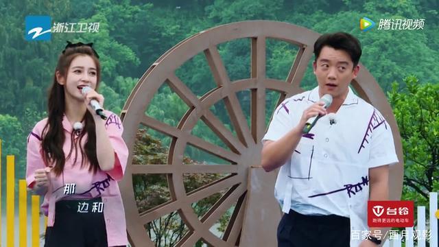 唱歌|《奔跑吧》baby唱歌又跑调，看到郑恺的表情，网友：忍住