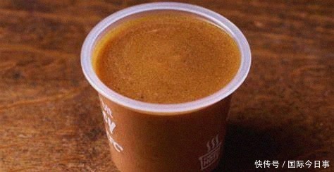 过程|英国肯德基员工展示肉汁制作过程,网友直呼恶心表示再也不吃了