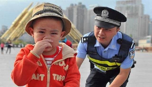  小男孩|4岁男童不慎走丢，慌乱中记住妈妈的话，“教科书”自救大获点赞