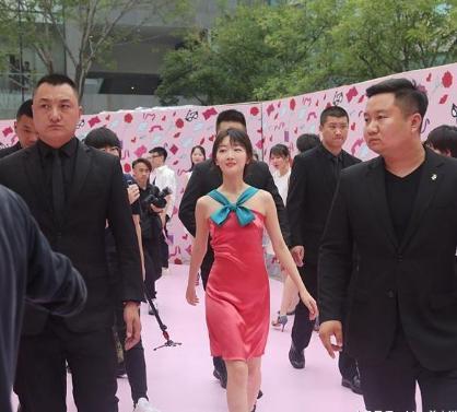  气质|周冬雨气质绝了, 连红配绿都能驾驭, 时尚感普通人比不了