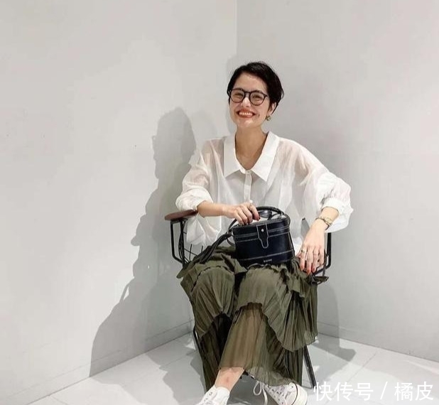 早秋|为什么日本女人都喜欢穿“透视衬衫”?夏末早秋的时髦,全靠它撑