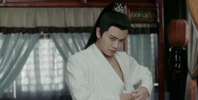  快约|《夏日冲浪店》任嘉伦变冲浪傻大哥，炫腹肌露肉：今夏，快约起！