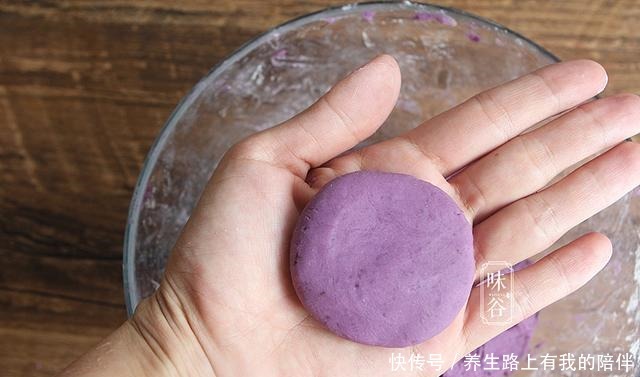 紫薯饼|早餐不用出去买了,紫薯这样做早餐,软糯香甜有营养,孩子抢着吃