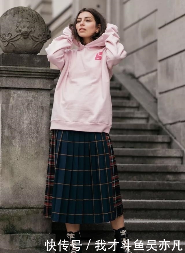 卫衣|卫衣+半裙=早秋最火混搭套路,时髦炸了