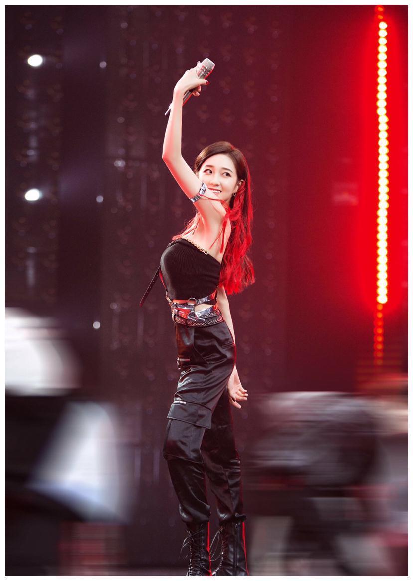 成功出道|李子璇从“小白兔”到“暗夜女神”的进阶,简直是神一般的蜕变!