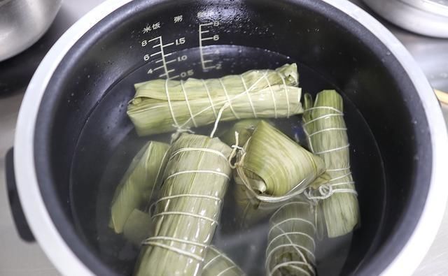 传统节|咸蛋黄粽子,吃一个就大呼过瘾,小吃变主食,粽子可以靠边站了