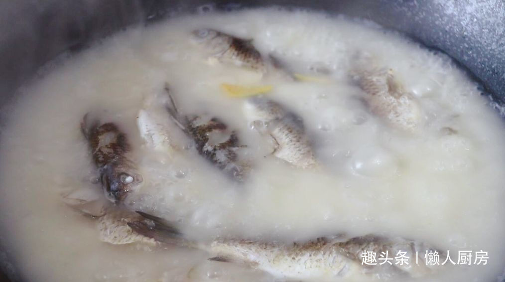 汤白|记住3点,你也能熬出一碗汤白如牛奶的鲫鱼汤,火候很重要