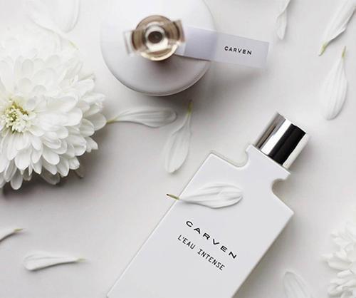 女人|女人喷香水的2个习惯,会让香味显得廉价,大牌香水也躲不过