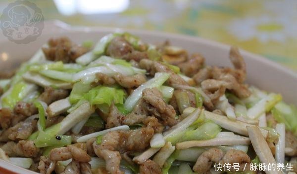 般配|鸡肉和它最般配，炒一炒就上桌，爽滑鲜嫩营养高，连汤汁都不剩