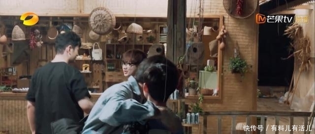 汪苏泷和宋威龙|汪苏泷用前脚告别了《向往》,然后走出蘑菇房,微笑却完全消失了