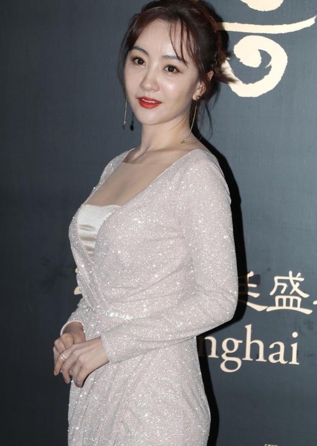 高清|杨蓉有多“冻龄”,穿白色连衣裙浓妆艳抹,高清镜头下状态太真实
