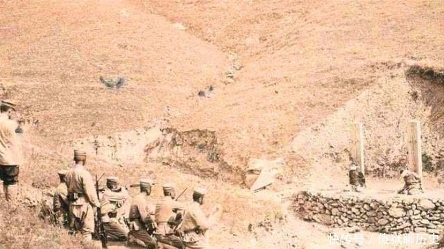 百姓|在华的八国联军老照片，清朝百姓拿着武器与之合影是什么心态