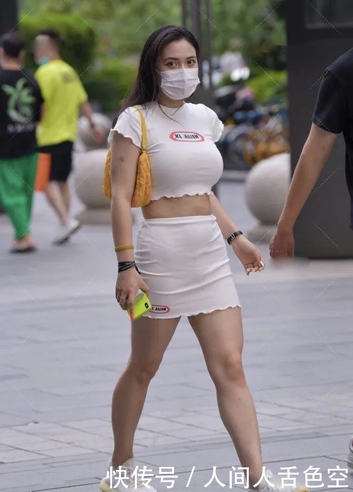 微胖|街拍丨微胖体型的紧身穿搭