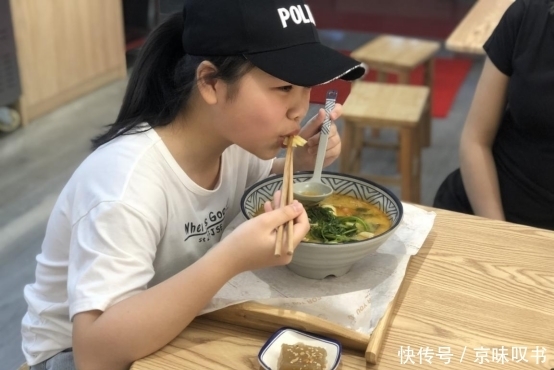 展示柜|更个性化的麻辣烫:板凳阿姨麻辣烫以“一人一锅”的概念一夜爆红