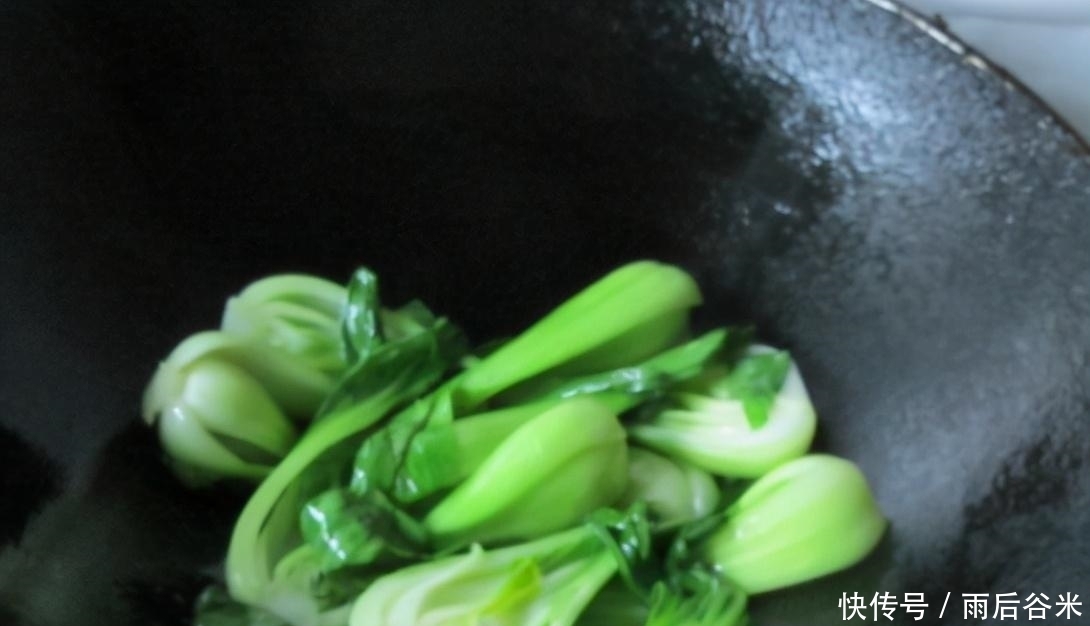 技巧|炒青菜,别直接下锅!大厨教你2个技巧,青菜翠绿又脆嫩,不出水
