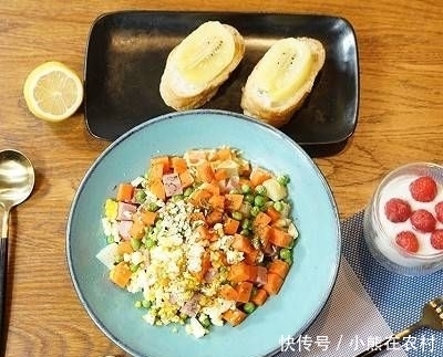 法棍面包|早餐:酸奶水果捞火腿绿豆沙拉